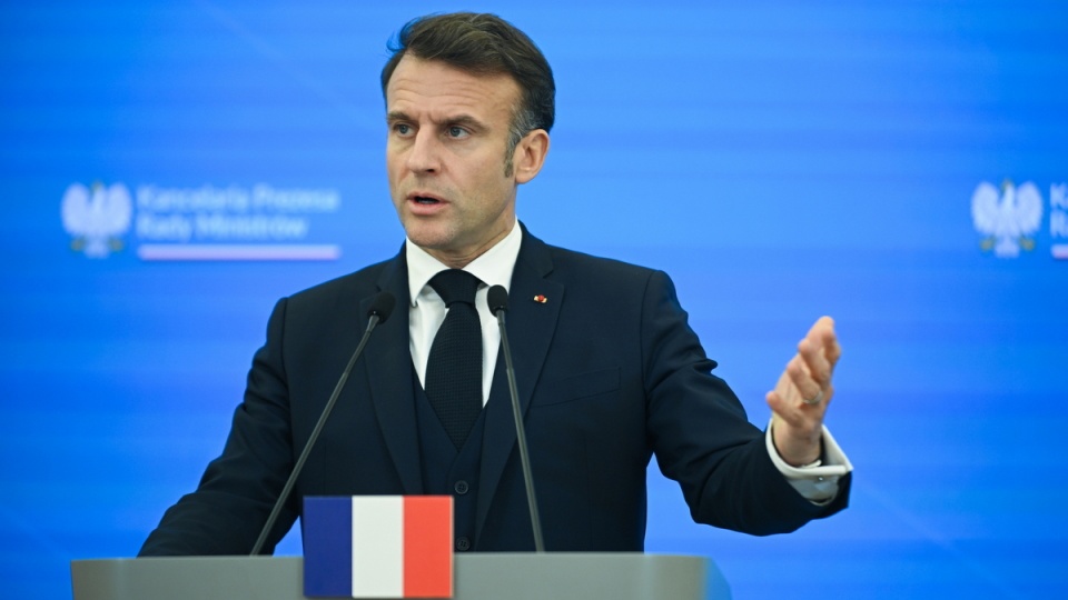 Prezydent Francji Emmanuel Macron podczas wspólnej konferencji z premierem Donaldem Tuskiem w siedzibie Kancelarii Prezesa Rady Ministrów w Warszawie/fot. Marcin Obara, PAP