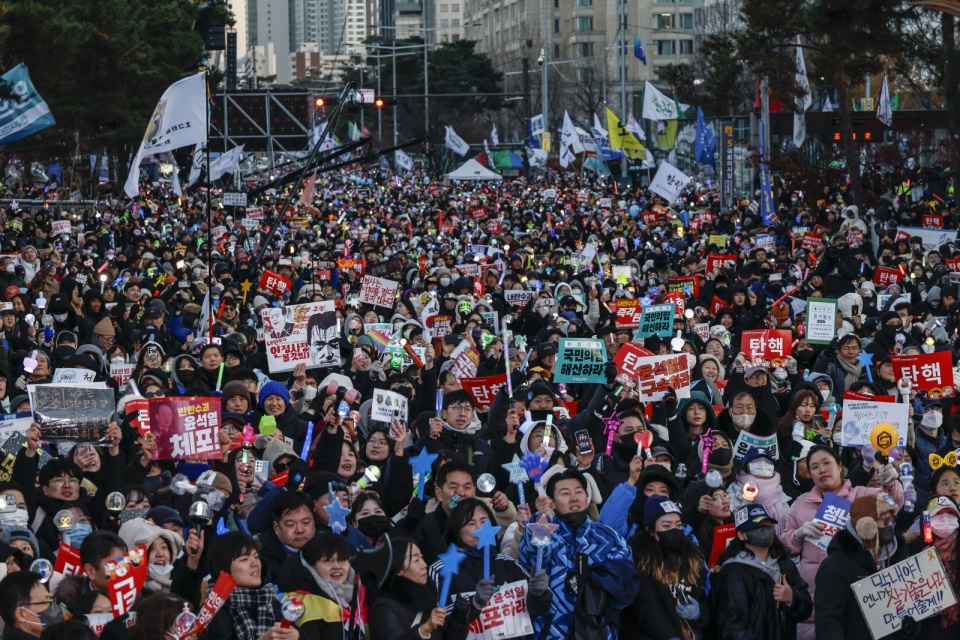 Protestujący świętują przyjęcie wniosku o impeachment prezydenta Juna/fot. JEON HEON-KYUN, PAP/EPA