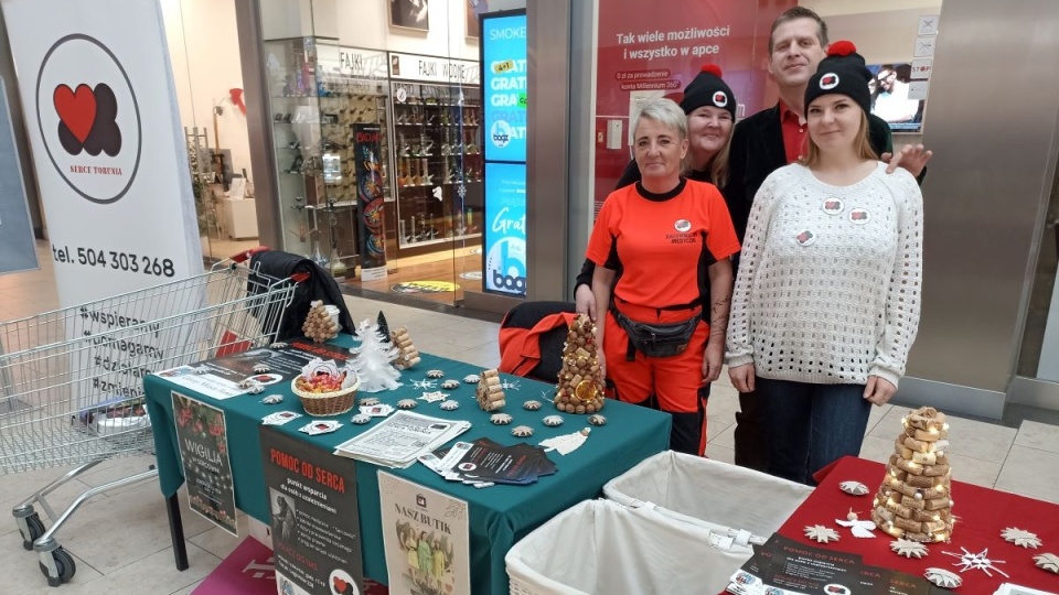 Stoisko Serca Torunia znajduje się w rejonie wejścia do hipermarketu Auchan. Zbiórka potrwa do niedzieli (15 grudnia)/fot. Monika Kaczyńska