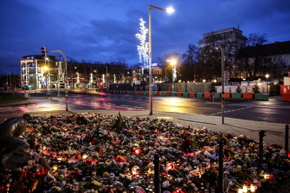 W sobotę wieczorem, dzień po ataku, mieszkańcy Magdeburga minutą ciszy, złożeniem kwiatów i zapaleniem świec uczcili ofiary zamachu/fot. PAP/EPA/FILIP SINGER