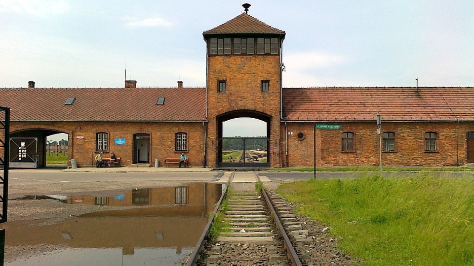 Wejście do obozu Auschwitz II-Birkenau/fot. pzk net, Wikipedia