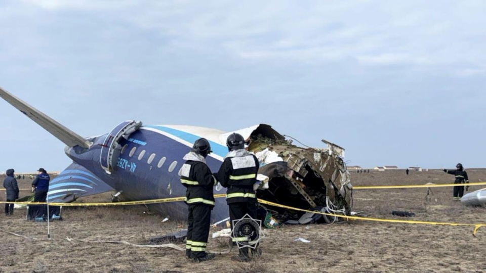 Samolot linii Azerbaijan Airlines, lecący ze stolicy Azerbejdżanu Baku do Groznego w Rosji rozbił się o godz. 11:30 czasu astańskiego (7:30 w Polsce)/fot. PAP/EPA/KAZAKHSTAN EMERGENCIES MINISTRY HANDOUT