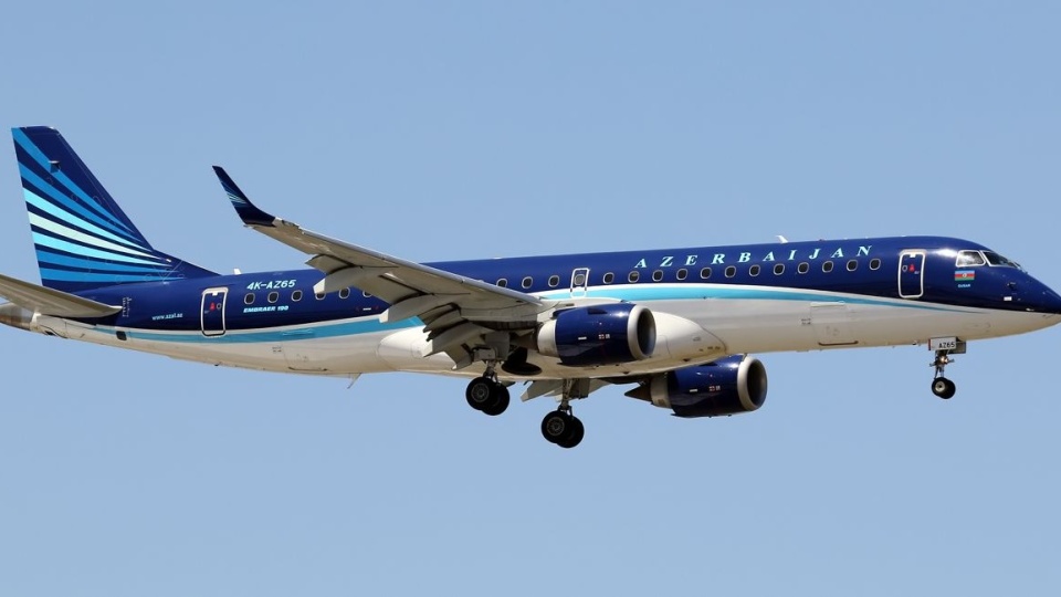 Według nieoficjalnych doniesień maszynę omyłkowo zestrzeliła rosyjska obrona przeciwlotnicza/fot. Mehmet Mustafa Celik - https://www.airliners.net/photo/Azerbaijan-Airlines-AZAL-AHY/Embraer-190AR-ERJ-190-100IGW/3886171/L, CC BY-SA 4.0