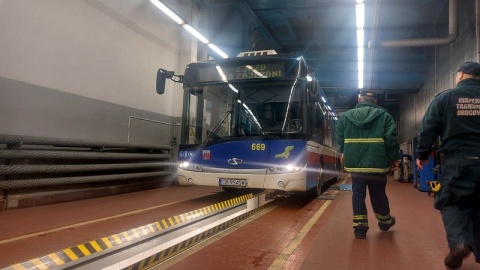 Inspektorzy z regionu weszli do kujawsko-pomorskich firm transportowych, by sprawdzić stan pojazdów. Skontrolowano 60 autobusów/fot. Sława Skibińska-Dmitruk