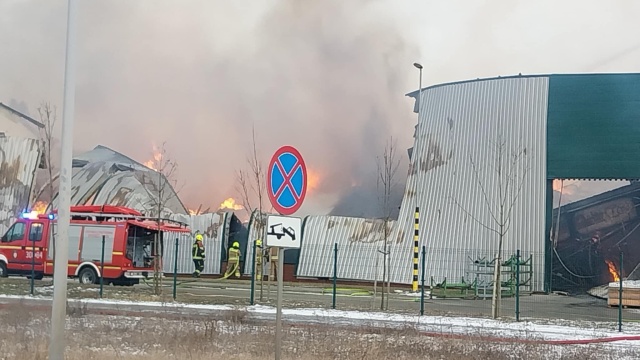 Ponad 150 godzin ciężkiej walki z ogniem. Strażacy ugasili pożar hali firmy Neupack Polska