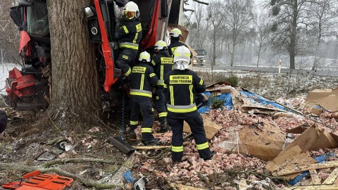 Kierowca trafił do szpitala/fot. OSP Solec Kujawski, Facebook