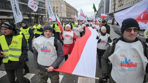 Uczestnicy protestu energetyków i górników w Alejach Jerozolimskich w Warszawie/fot. Marcin Obara/PAP