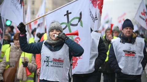 Uczestnicy protestu energetyków i górników w Alejach Jerozolimskich w Warszawie/fot. Marcin Obara/PAP