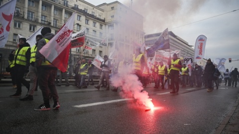 Uczestnicy protestu energetyków i górników w Alejach Jerozolimskich w Warszawie/fot. Marcin Obara/PAP