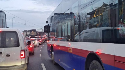 Na moście Bernardyńskim oraz na ul. Jagiellońskiej tworzą się korki/fot. mg