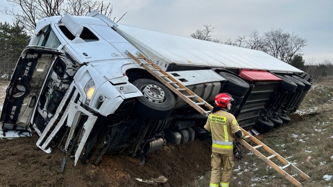 Ciężarówka uderzyła w pojazd stojący na pasie awaryjnym, a następnie wpadła do rowu/fot. KM PSP Toruń, Facebook