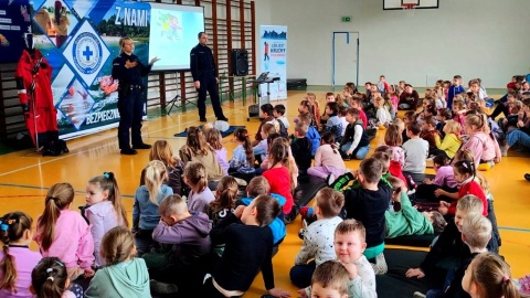 Spotkanie policjantów z dziećmi ze Szkoły Podstawowej nr 2 w Koronowie/fot. materiały policji