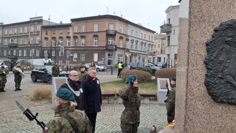 Złożenie kwiatów pod pomnikiem Marszałka Józefa Piłsudskiego w Grudziądzu/fot. Marcin Doliński