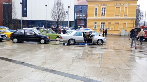 Plac przed Bydgoskim Centrum Finansowym wypełnił się klasycznymi samochodami. Tym samym rozpoczęła się 7. Retro Karawana/fot: Wiktor Sobociński