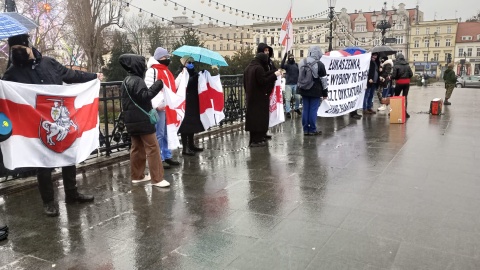 Na moście Jerzego Sulimy-Kamińskiego w Bydgoszczy odbyła się manifestacja Białorusinów przeciwko trwającym wyborom w ich ojczyźnie/fot: Wiktor Sobociński