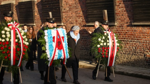 Kilkudziesięciu ocalałych - byłych więźniów niemieckich obozów, a także prezydent Andrzej Duda, złożyli w poniedziałek rano wieńce i znicze przed Ścianą Straceń w byłym Auschwitz I/fot. Jarek Praszkiewicz/PAP