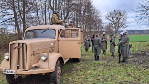 Pokazy walk, zabytkowe pojazdy, wystawy uzbrojenia i umundurowana to największe atrakcje pikniku historycznego który odbył się w Borównie Koło Chełmna. Wydarzenie zorganizowano w 80. rocznicę walk w tak zwanym „kotle toruńskim"/fot. Marcin Doliński