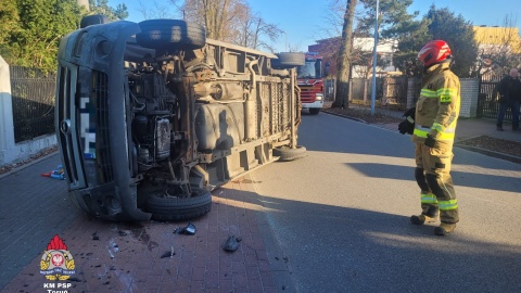 Bus przewrócił się na bok, osobówka zatrzymała się na słupie. Zdarzenie w Toruniu/fot. Marcin Matwiejczuk/KM PSP Toruń/Facebook