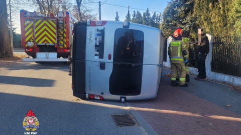 Bus przewrócił się na bok, osobówka zatrzymała się na słupie. Zdarzenie w Toruniu/fot. Marcin Matwiejczuk/KM PSP Toruń/Facebook