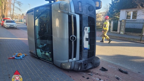 Bus przewrócił się na bok, osobówka zatrzymała się na słupie. Zdarzenie w Toruniu/fot. Marcin Matwiejczuk/KM PSP Toruń/Facebook