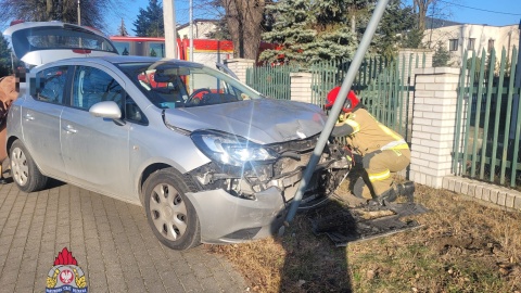 Bus przewrócił się na bok, osobówka zatrzymała się na słupie. Zdarzenie w Toruniu/fot. Marcin Matwiejczuk/KM PSP Toruń/Facebook