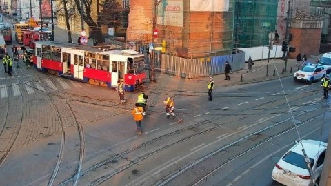 W centrum Bydgoszczy, na zakręcie wykoleił się tramwaj. Wiózł około 50 pasażerów/fot. ITS Bydgoszcz