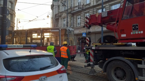 W centrum Bydgoszczy, na zakręcie wykoleił się tramwaj. Wiózł około 50 pasażerów/fot. Tatiana Adonis