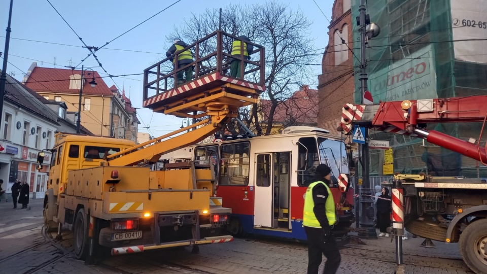 W centrum Bydgoszczy, na zakręcie wykoleił się tramwaj. Wiózł około 50 pasażerów/fot. Tatiana Adonis