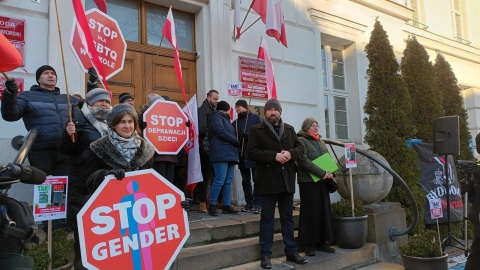 „Tak dla edukacji! Nie dla deprawacji!" - protest pod takim hasłem odbył się przed Urzędem Wojewódzkim w Bydgoszczy/fot. Monika Siwak