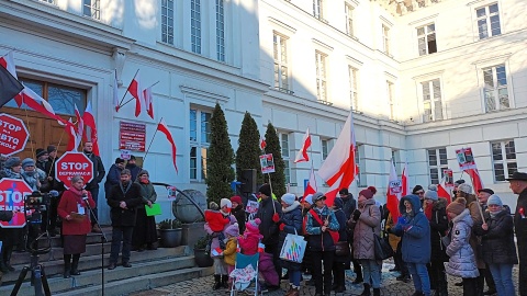 „Tak dla edukacji! Nie dla deprawacji!" - protest pod takim hasłem odbył się przed Urzędem Wojewódzkim w Bydgoszczy/fot. Monika Siwak