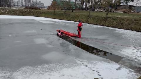 Policja przeszukała staw/fot. KPP w Sępólnie Krajeńskim