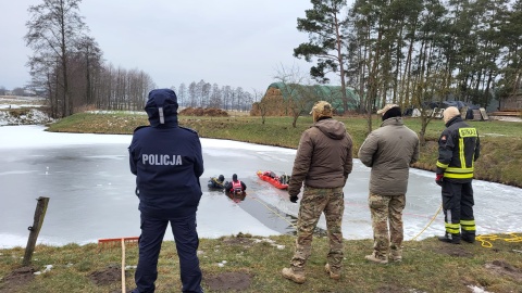 Policja przeszukała staw/fot. KPP w Sępólnie Krajeńskim