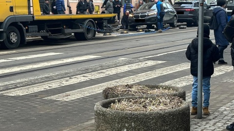 Paraliż bydgoskiej komunikacji zakończył przyjazd lawety, która odholowała pojazd/Paweł Chudaś