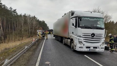 W trakcie zderzenia samochodów ciężarowych lecące odłamki karoserii spowodowały uszkodzenia aut. / Fot. Materiały policji