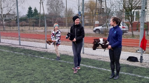 Treningi hobby-horsingu odbywają się co niedzielę w Osowej Górze. / Fot. Elżbieta Rupniewska-Domachowska