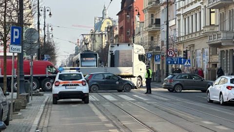 Samochód ciężarowy i dostawczy zderzyły się na skrzyżowaniu ul. Gdańskiej i Śniadeckich/fot. Tomasz Kaźmierski