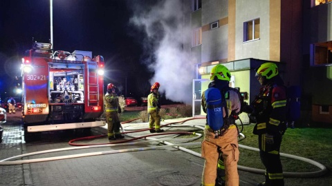 Dużo szczęścia mieli mieszkańcy bloku przy ulicy Hallera w bydgoskim Fordonie. W nocy z soboty na niedzielę w piwnicy ich budynku wybuchł pożar. Strażacy szybko sobie z nim poradzili/fot. OSP Fordon - Bydgoszcz/Facebook