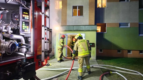 Dużo szczęścia mieli mieszkańcy bloku przy ulicy Hallera w bydgoskim Fordonie. W nocy z soboty na niedzielę w piwnicy ich budynku wybuchł pożar. Strażacy szybko sobie z nim poradzili/fot. OSP Fordon - Bydgoszcz/Facebook