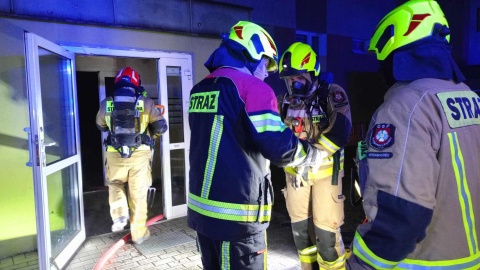 Dużo szczęścia mieli mieszkańcy bloku przy ulicy Hallera w bydgoskim Fordonie. W nocy z soboty na niedzielę w piwnicy ich budynku wybuchł pożar. Strażacy szybko sobie z nim poradzili/fot. OSP Fordon - Bydgoszcz/Facebook