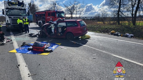 Kierowca i pasażerka samochodu osobowego zostali zabrani do szpitala - informuje straż pożarna/fot. KM PSP w Toruniu, Facebook