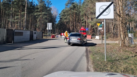 Wycinka drzew między Bydgoszczą i Białymi Błotami potrwa do godz. 18:00. Jednak służby nie wykluczają wznowienia prac w środę, już przy ruchu wahadłowym/fot: Damian Klich