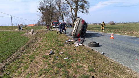 W Zielnowie samochód uderzył w drzewo/fot. Komenda Miejska Państwowej Straży Pożarnej w Grudziądz, Facebook