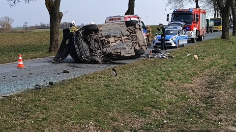 W Zielnowie samochód uderzył w drzewo/fot. Komenda Miejska Państwowej Straży Pożarnej w Grudziądz, Facebook