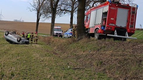 W miejscowości Radzyń Wieś doszło do dachowania auta/fot. Komenda Miejska Państwowej Straży Pożarnej w Grudziądz, Facebook