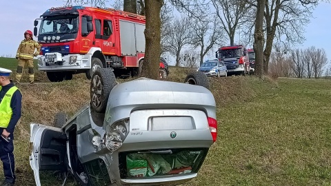 W miejscowości Radzyń Wieś doszło do dachowania auta/fot. Komenda Miejska Państwowej Straży Pożarnej w Grudziądz, Facebook