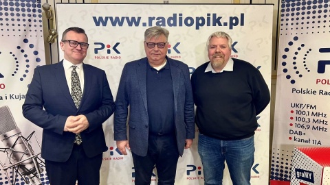 Goście „Radiokonferencji” w studiu w Bydgoszczy: Marcin Wroński i Kosma Złotowski, razem z prowadzącym Michałem Słobdzianem/fot. Izabela Langner