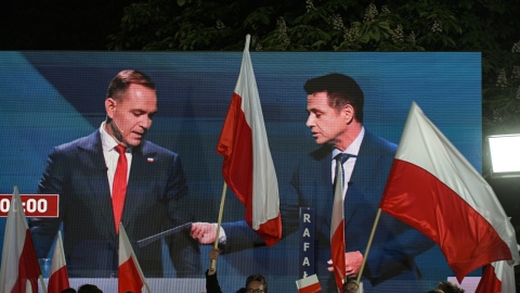 Wybory Prezydenta RP 2025 - kampania. Kandydat KO w wyborach na prezydenta RP, prezydent stolicy Rafał Trzaskowski (na telebimie; z prawej) i kandydat Komitetu Obywatelskiego w zbliżających się wyborach na fotel prezydenta RP, popierany przez Prawo i Sprawiedliwość prezes Instytutu Pamięci Narodowej Karol Nawrocki przed gmachem TVP w Warszawie/fot. Marcin Obara, PAP