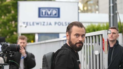 Kandydat w wyborach prezydenckich Krzysztof Stanowski przed gmachem TVP w Warszawie/fot. Marcin Obara, PAP
