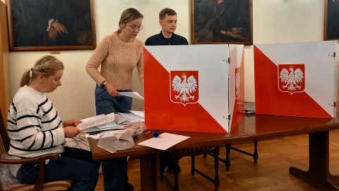 Ponad 30 taksówek rozjechało się po Bydgoszczy, by dostarczyć obwodowym komisjom wyborczym potrzebne na dzień głosowania materiały/fot. Tatiana Adonis