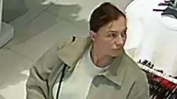 Zniknęła odzież, ktoś usunął sklepowe zabezpieczenia. Policja szuka kobiety ze zdjęcia